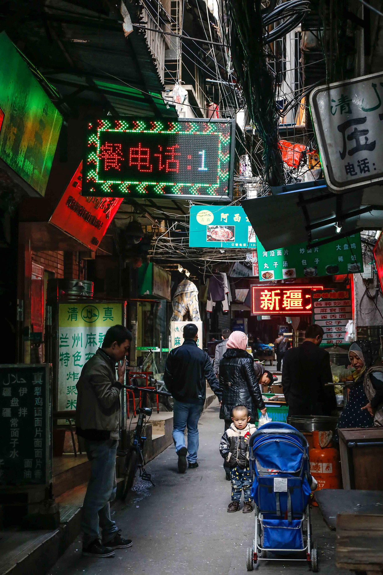 Gene Parulis, Guangzhou Lane, China, street scene, color photograph
