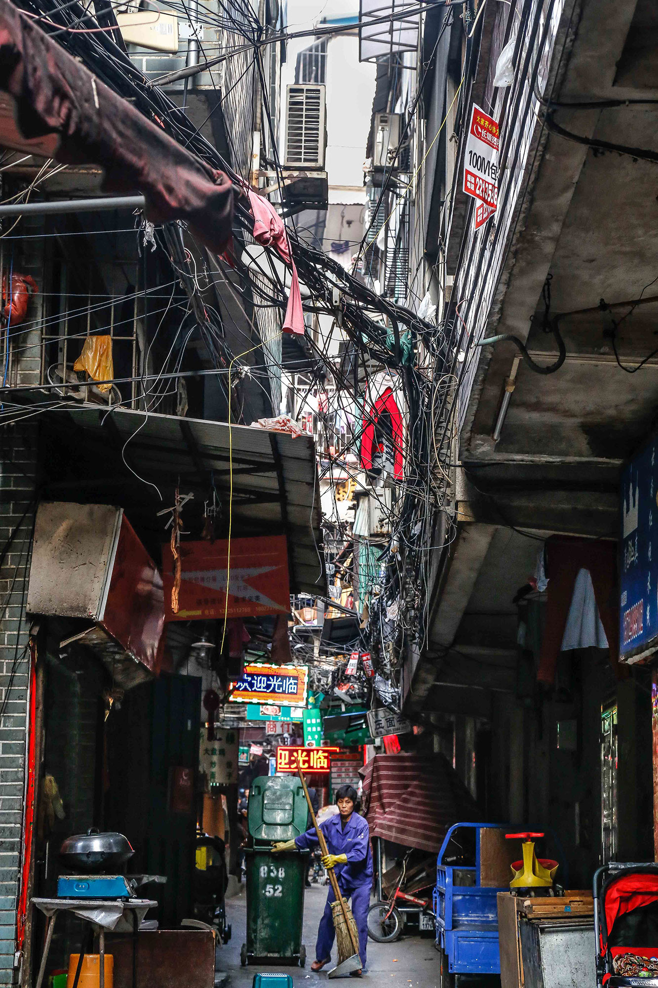 Gene Parulis, Guangzhou Lane, China, street scene, color photograph